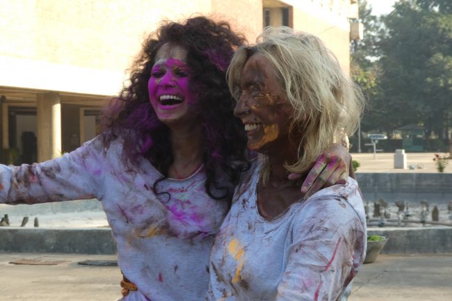 To kvinner med maling i ansiktet.