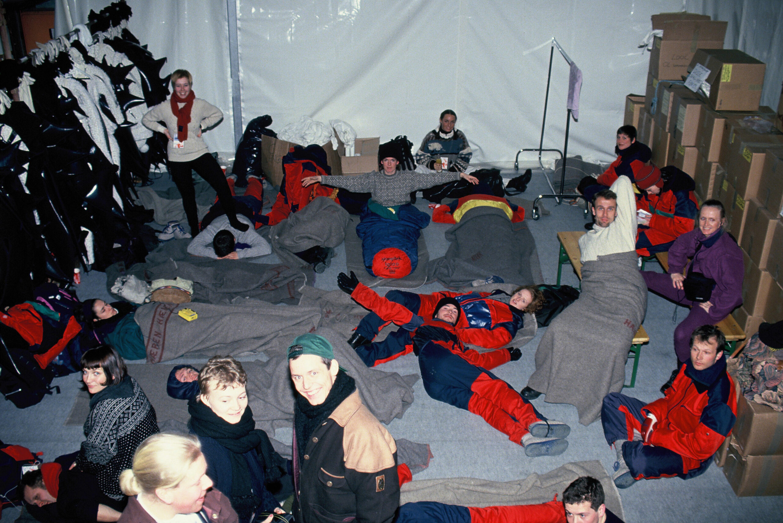 Medvirkende dansere slapper av i OB Wiik-teltet. Foto: Björn Sandberg.
