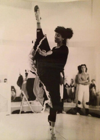 Arlene Wilkes under prøver på Molly Molloys ballett "Caritas". Dansestudioet i Oslo,  1987 (Jan Ivar Lund i bakgrunnen).