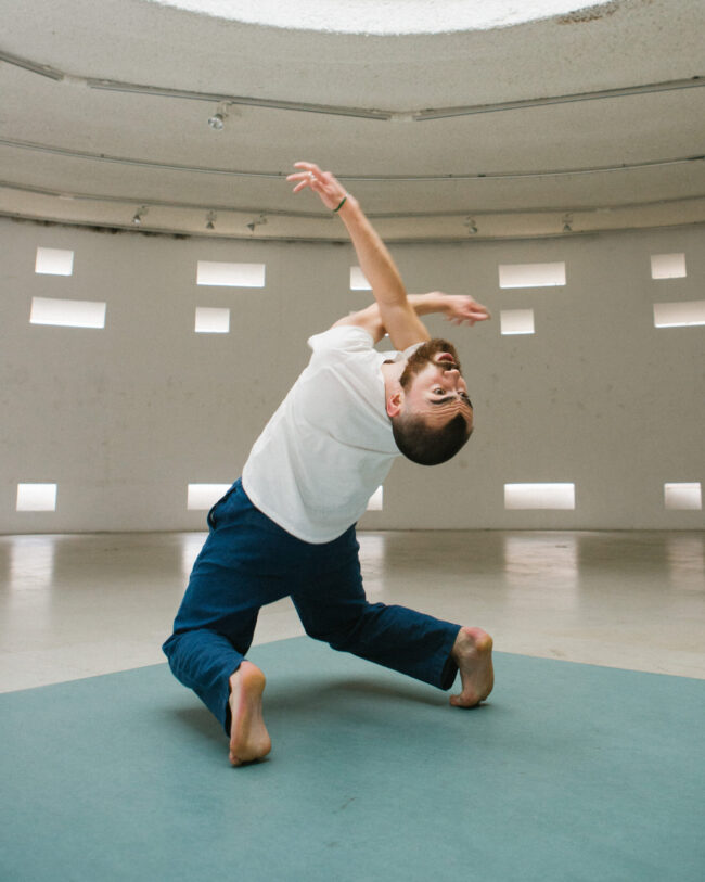Balder Hansen i Blue Floor performance (av Simon Bus): Foto: Nas Hosen. 