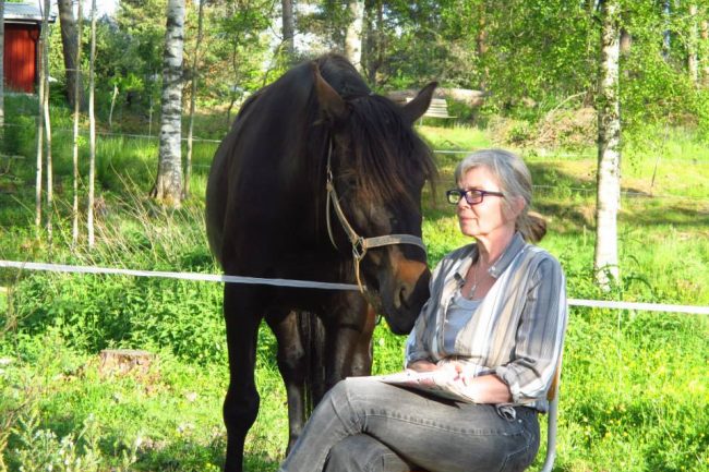 Bilde av Bibbi Winberg og hesten hennes