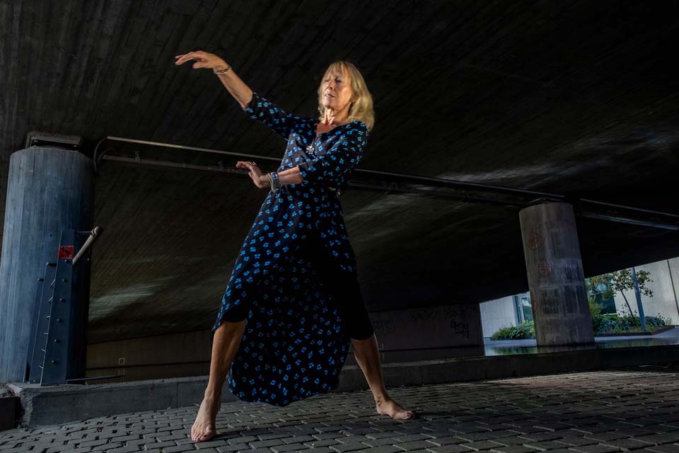 Ada Einmo Jürgensen danser i blå kjole.