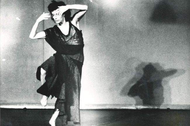 Lise Ferner danser med lang kjole