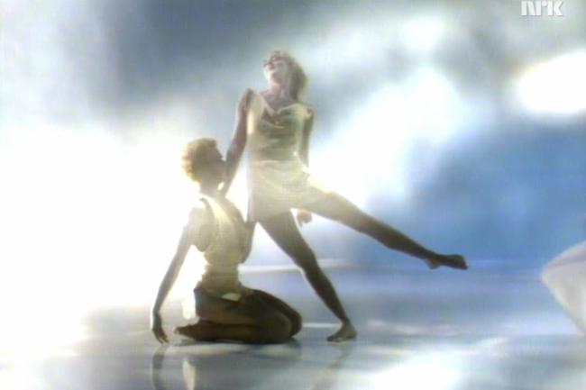 Paul Solberg og Kjersti Alveberg i TV-balletten «Utenfor rekkevidde», koreografert av Kjersti Alveberg. Foto: Screenshot.