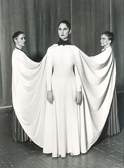 Fra forestillingen Kimen (1984), koreografert av Sølvi Edvardsen. På bildet fv: Mona Walderhaug, Lise Nordal og Aase With. Foto: Hege Moe.