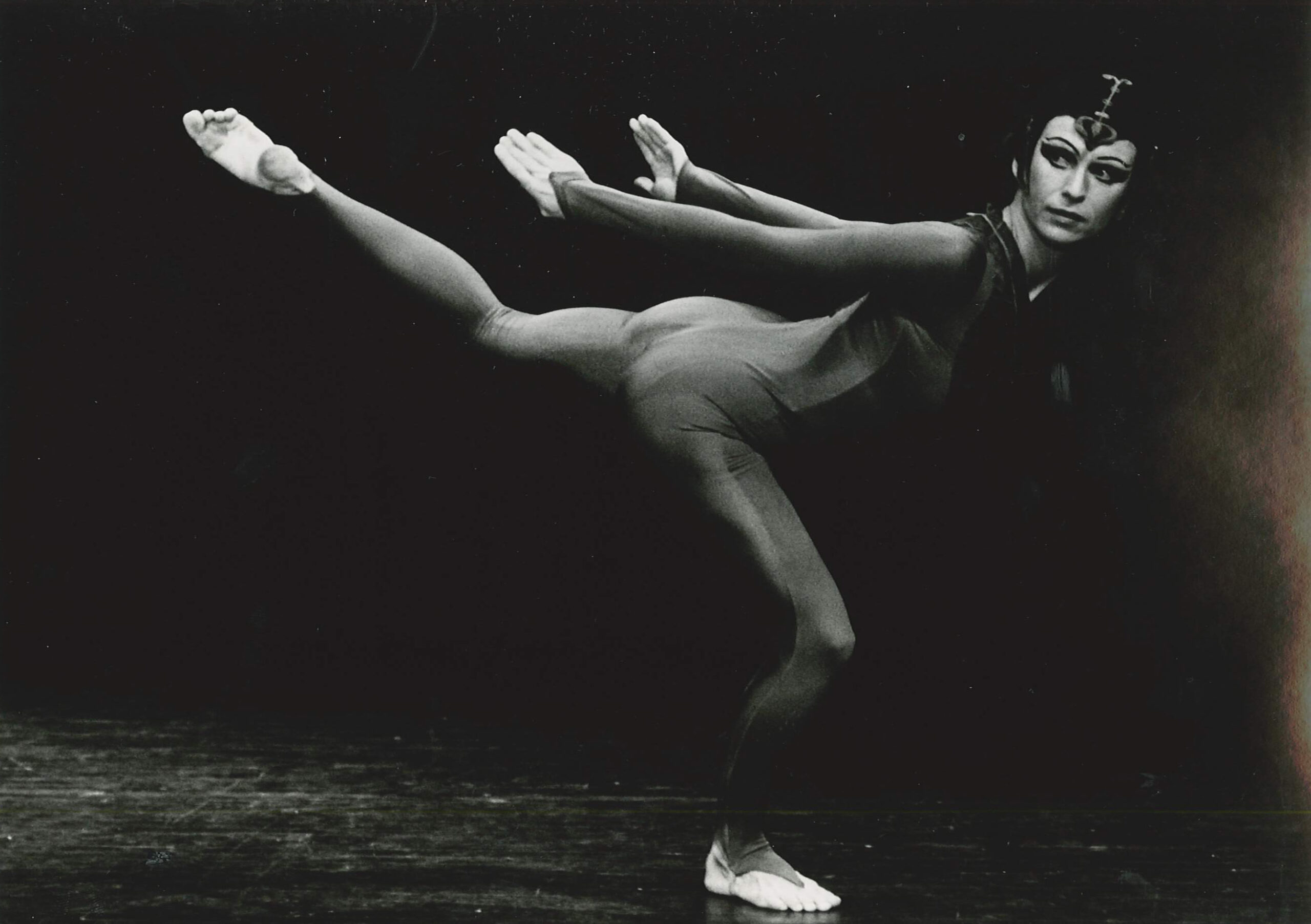 Aase With i Sølvi Edvardsens første koreografi, «Ilddråpen» (1980). Forestillingen ble skapt for Collage dansekompani. Foto: Mona Gundersen.