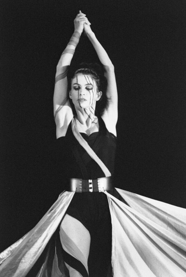 Aase With i forestillingen «Terra» (1987) koreografert av Sølvi Edvardsen for Collage Dansekompani. Foto: Erik Berg.