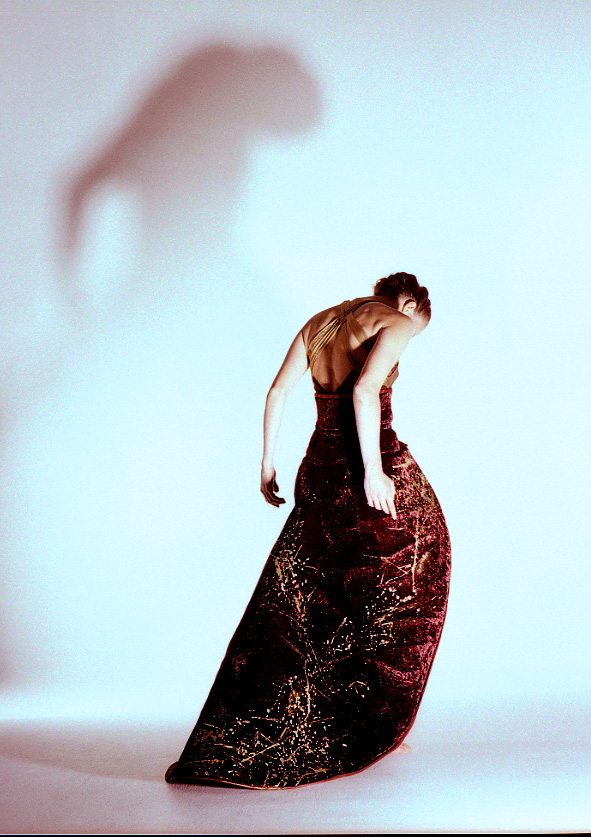 Dansekunstner Pia Elton i «Bolero» (2001) av Sølvi Edvardsen. Foto: Mona Gundersen.
