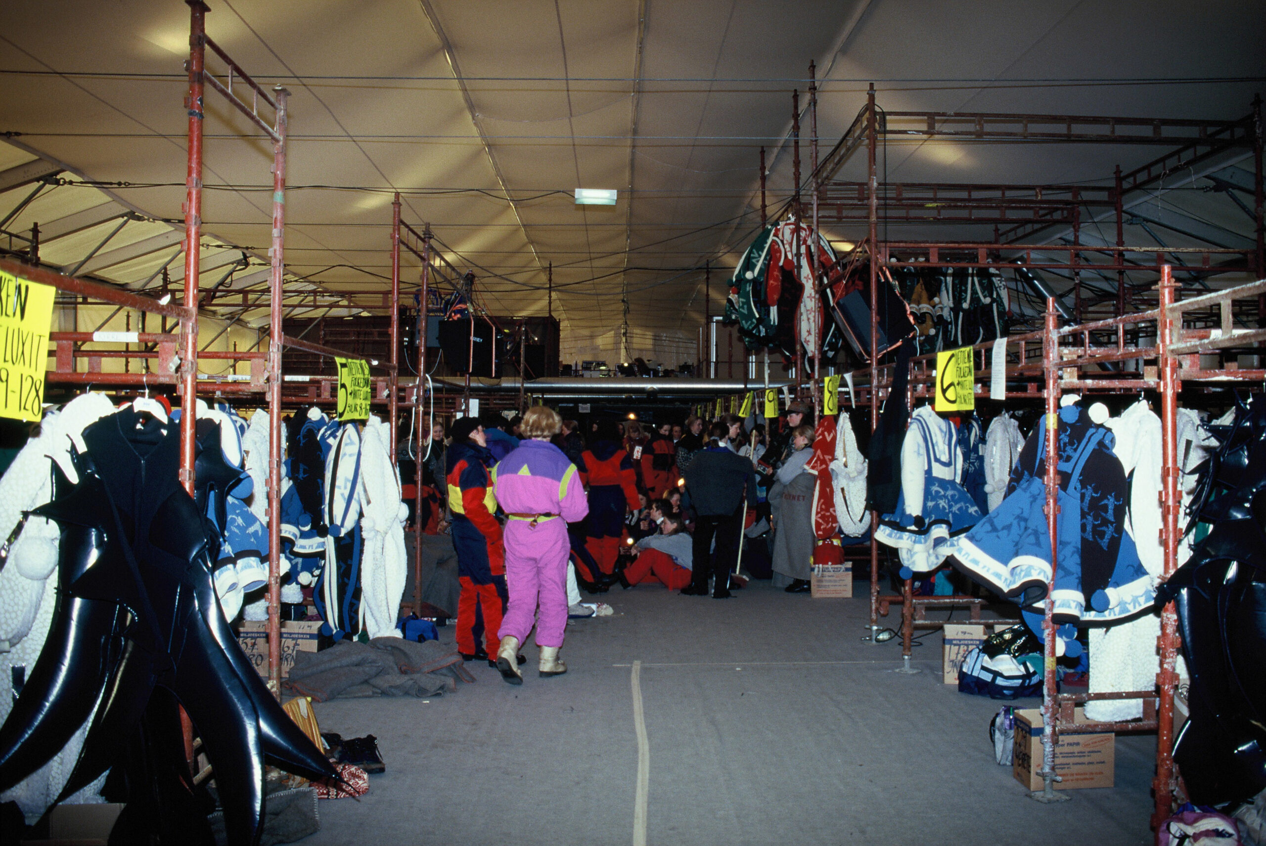 OB Wiik-telt og olympisk garderobe for vetter. Foto: Björn Sandberg.