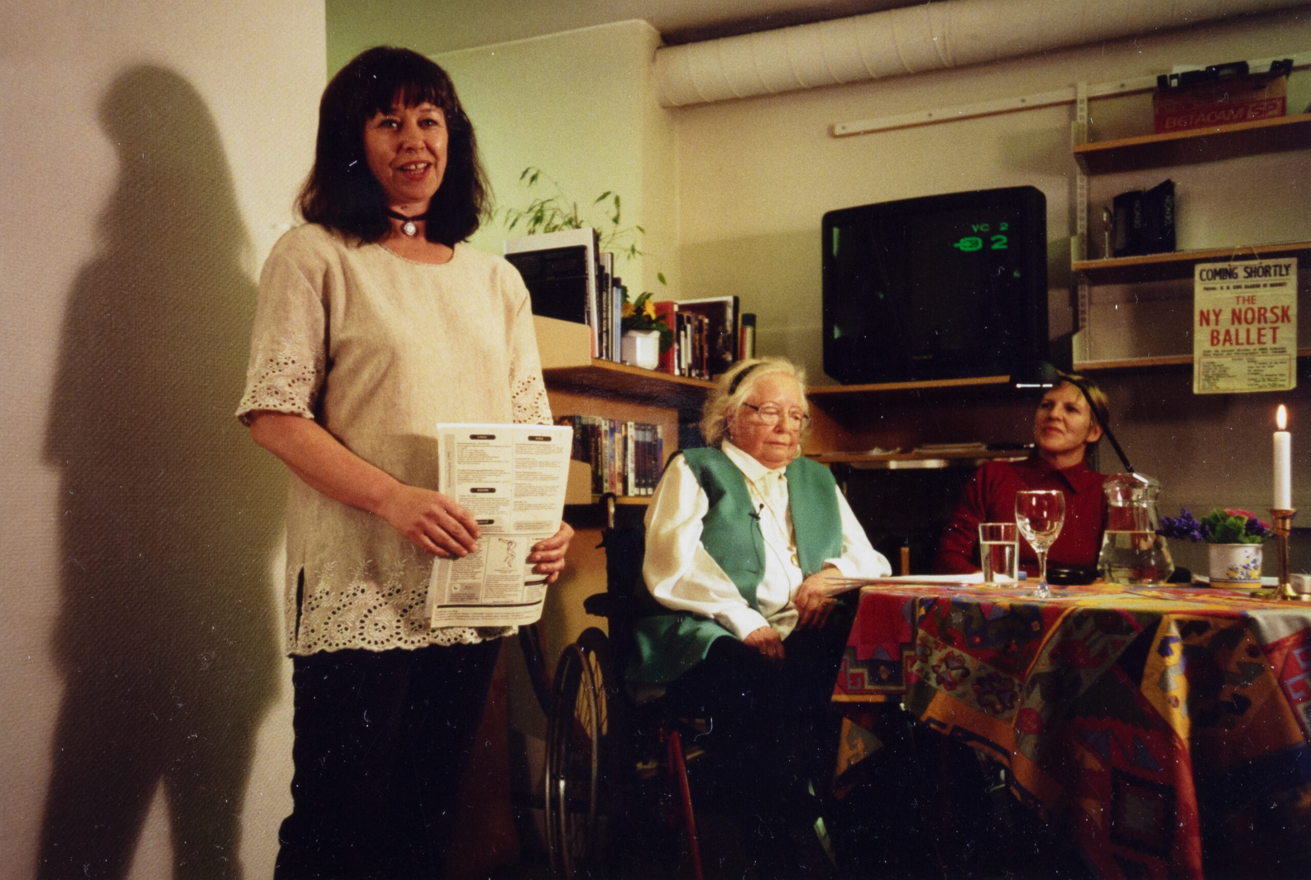 Den første æresprisen ble delt i 1995 på kontoret i Wessels gate 8, og prisen gikk til Gerd Kjølaas. På bildet fra venstre: Anne Brit Kjelsrud, Gerd Kjølaas og Tone Westad.