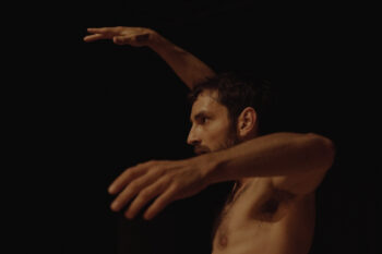På bildet: Ilya Glazkov i soloprosjektet “Neurotic” fra Dans/5 2023 Fotograf: Sindre Vik.