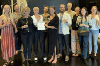 Foto fra gaveoverrekkelsen med Sparebankstiftelsen DNB og faglig-kunstnerisk-administrativt team på Rom for Dans, fra venstre: Ida Frømyr Borgen, Marius Kjos, Birthe Mørreaunet Selvaag, Camilla Myhre, Martin Ødegaard, Caroline Wahlström Nesse, Ivar Örn Sverrisson, Jonathan Ibsen, Tora Brekke, Kristine Søgnesand og Lilja Björk Haraldsdottir. Foto: Lene Hafstad.