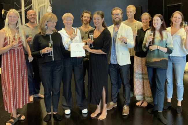 Foto fra gaveoverrekkelsen med Sparebankstiftelsen DNB og faglig-kunstnerisk-administrativt team på Rom for Dans, fra venstre: Ida Frømyr Borgen, Marius Kjos, Birthe Mørreaunet Selvaag, Camilla Myhre, Martin Ødegaard, Caroline Wahlström Nesse, Ivar Örn Sverrisson, Jonathan Ibsen, Tora Brekke, Kristine Søgnesand og Lilja Björk Haraldsdottir. Foto: Lene Hafstad.