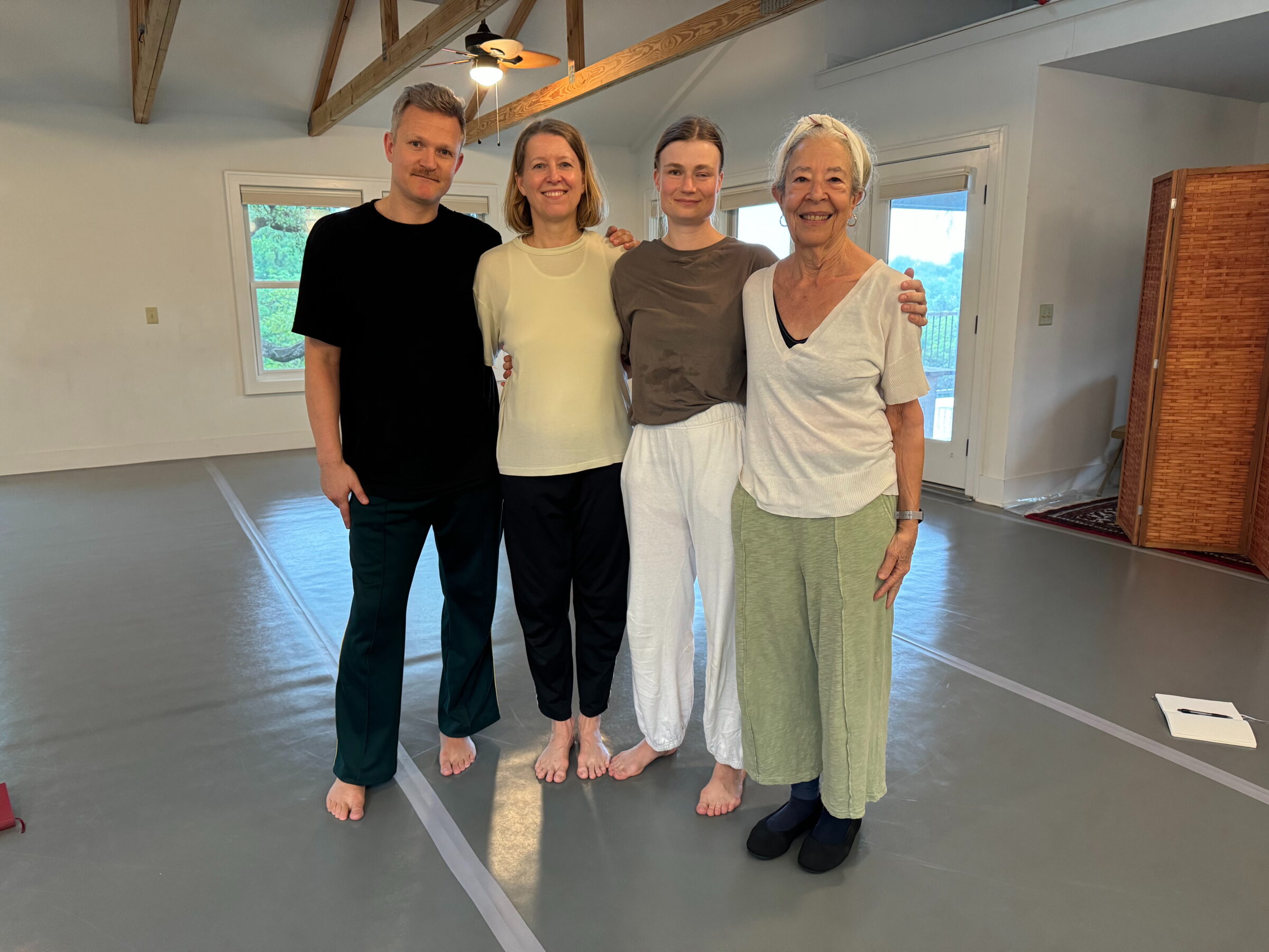 Fv: Geir Hytten, Gry Kipperberg, Ingrid Haakstad og Deborah Hay i hennes studio i Austin. 