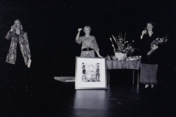 Fra åpningen av Dansens Hus 2004 på Det Norske Teatret. F.v. Un-Magritt Nordseth (daværende styreleder i Senter for Dansekunst (SfD) nå Danseinformasjonen), Randi Urdal (daværende daglig leder ved SfD, nå Danseinformasjonen) hvor hun overrekker gaven 