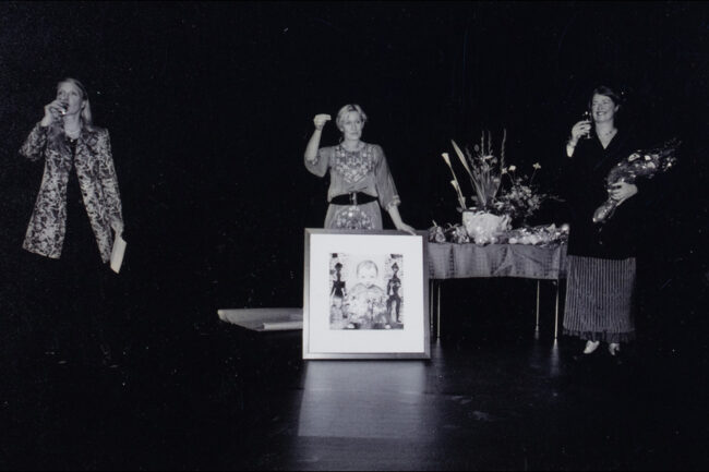 Fra åpningen av Dansens Hus 2004 på Det Norske Teatret. F.v. Un-Magritt Nordseth (daværende styreleder i Senter for Dansekunst (SfD) nå Danseinformasjonen), Randi Urdal (daværende daglig leder ved SfD, nå Danseinformasjonen) hvor hun overrekker gaven "Barnet" fra eierne (SfD) og Karene Lyngholm (daværende kunstnerisk leder ved Dansens Hus).