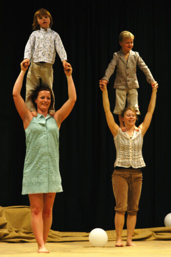 Fra "En titt inn i himmelen", Prosjekt Isadora 2007. Marianne Skjeldal, Venke Sortland, Tage Bjørdal Haukeberg (5) og Fartein Bentsen Ringset (5). Foto: Tom Sinding-Larsen.
