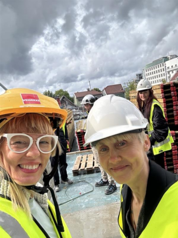 Tine Rude og Bettina Kogler (og Karoline Skuseth i bakgrunnen) på byggeplassen ved Sentralbadet. 