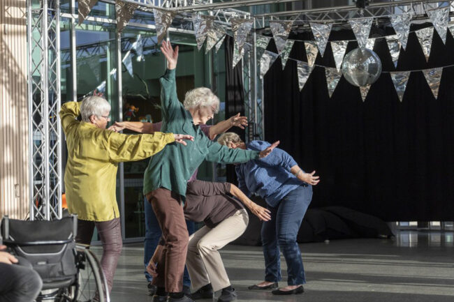 Foto: Creme Fraiché Dansekompani 60+. Creme Fraiche Dansekompani 60+ ble startet opp i 2009, gjennom et samarbeid mellom Levanger kommune og Dans i Trøndelag ved Anna C Nordanstedt. Creme Fraiche Dansekompani 60+ bidrar og deltar i mange ulike sammenheng og er blitt en viktig ressurs i Trøndelag.