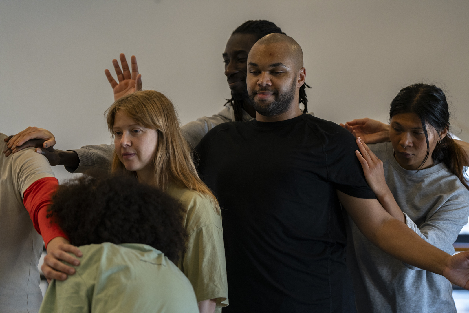 Fra Løpedikt av Caroline Skjørshammer. Fv: Caroline Skjørshammer, Sarjo Sankareh, Daniel Sarr og Chollada Phinitduang. Foto: Elin Osjord.