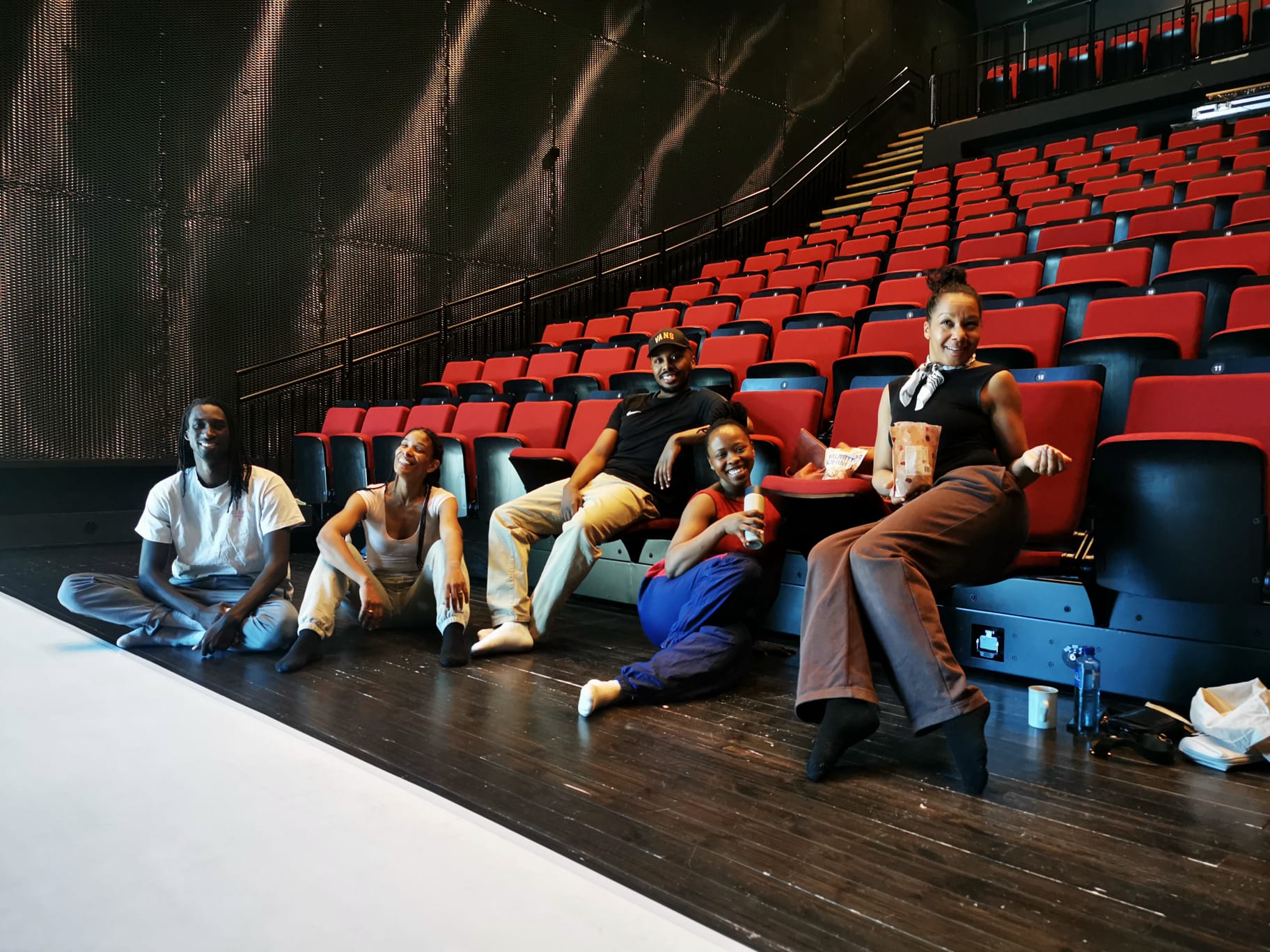 På bildet, fv: Sarjo Sankareh, Aina Gnoutou, Kevin Mbugua, Ornilia Percia Ubisse og Maria Ima Karlsen.