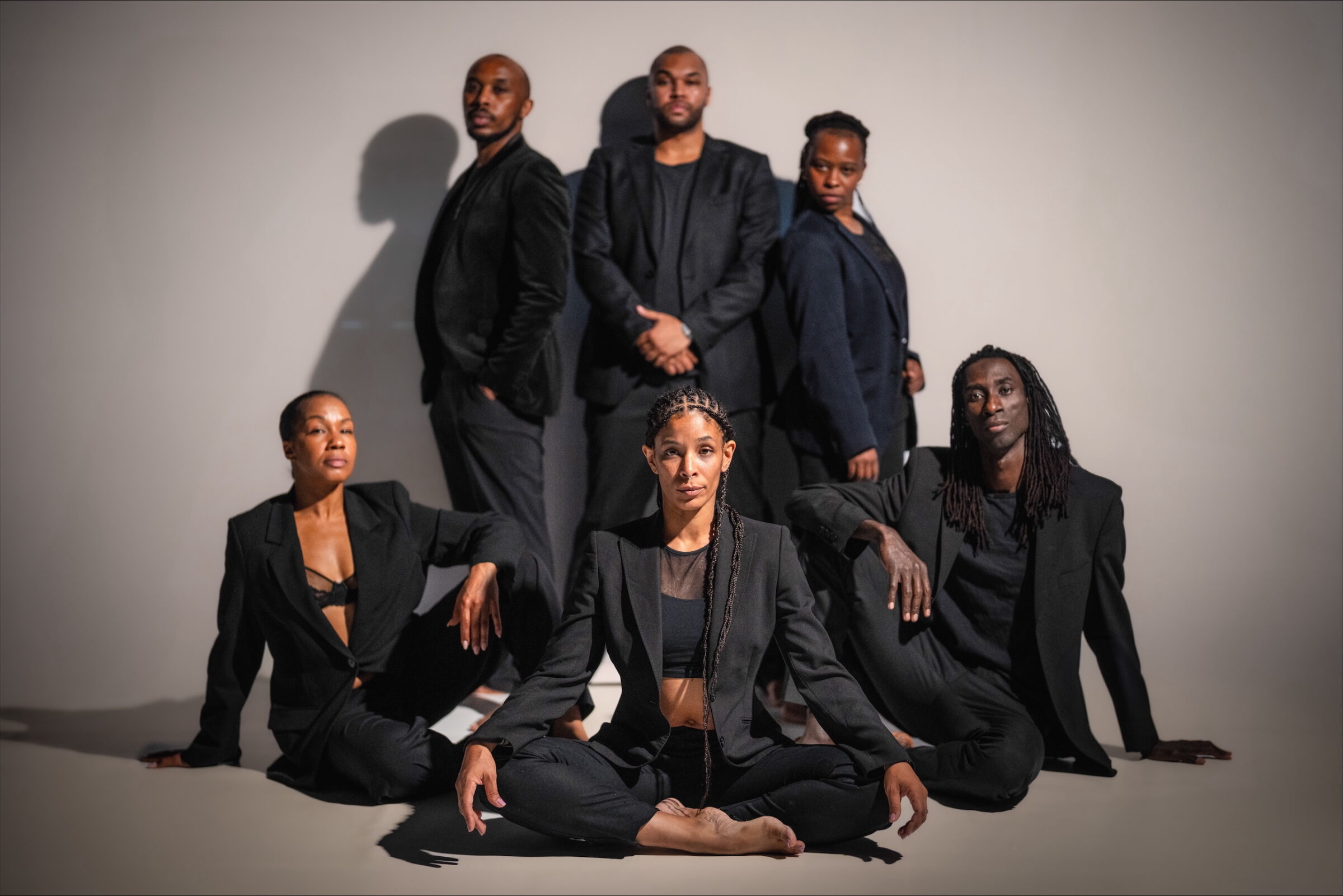 Highly Melanated av Daniel Sarr spiller på hovedscenen i Bærum kulturhus 11. og 12. juni. På bildet: Bak fv: Kevin Mbugua, Daniel Sarr og Ornilia Percia Ubisse. Foran fv: Maria Ima Karlsen, Aina Gnotou og Sarjo Sankareh.