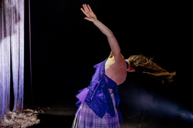 Foto: Tale Hendnes/Dansens Hus Forestilling: Epic Desire Monumental Longing av Inés Belli. Danser er Charlotte Utzig.