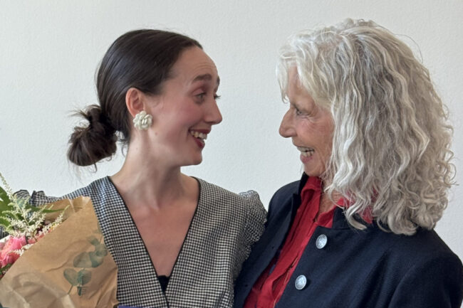 Edle Mustad og Antonia Harke under utdelingen på Kunsthøgskolen i Oslo den 12. juni 2025. Foto: Marianne Albers / Danseinformasjonen.