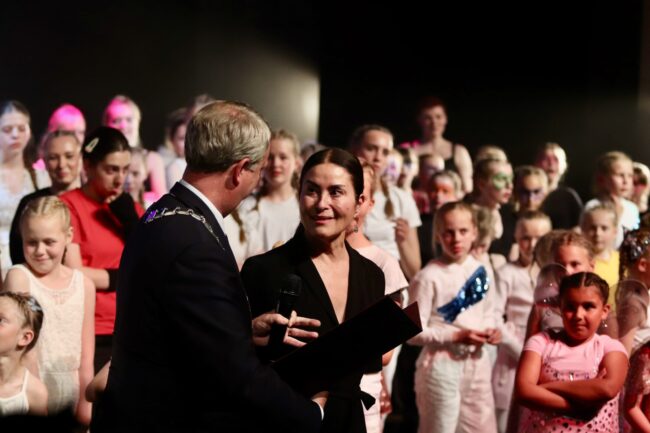 Patricia Langeland mottar Kongens Fortjenstmedalje. Foto: Camilla Kvamme, Os & Fusaposten.