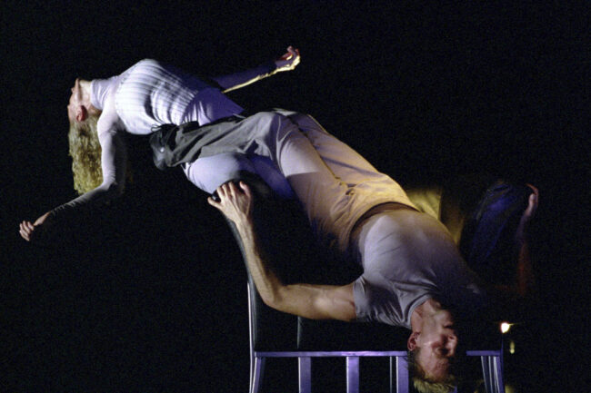«Leaning» (2001) av Sølvi Edvardsen. På bildet: Dansekunstnerne Nina Lill Svendsen og Christer Tornell. Foto: Erik Berg.