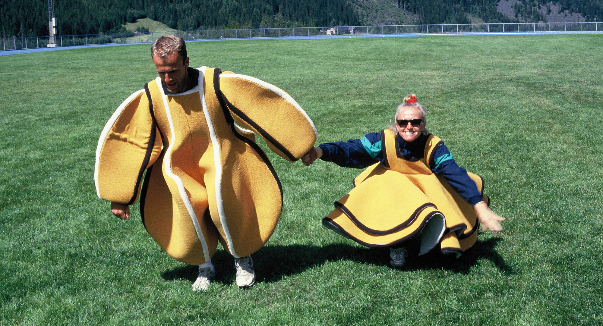 Marius Kjos og Nina Lill Svendsen under prøver på åpningsseremonien til OL på Lillehammer i 1993/94, på Blåbærmyra på Fagernes. Fotograf: Björn Sandberg.