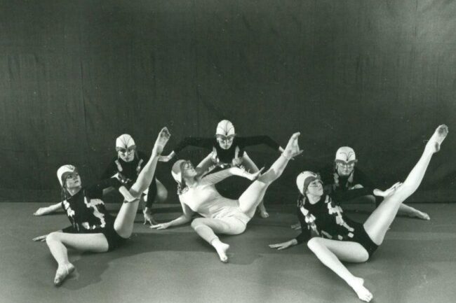 «Fugledansen» av Matt Mattox, fra eksamensforestilling ved Ballettinstituttet i 1979. Nina Lill Svendsen er bakerst i midten.