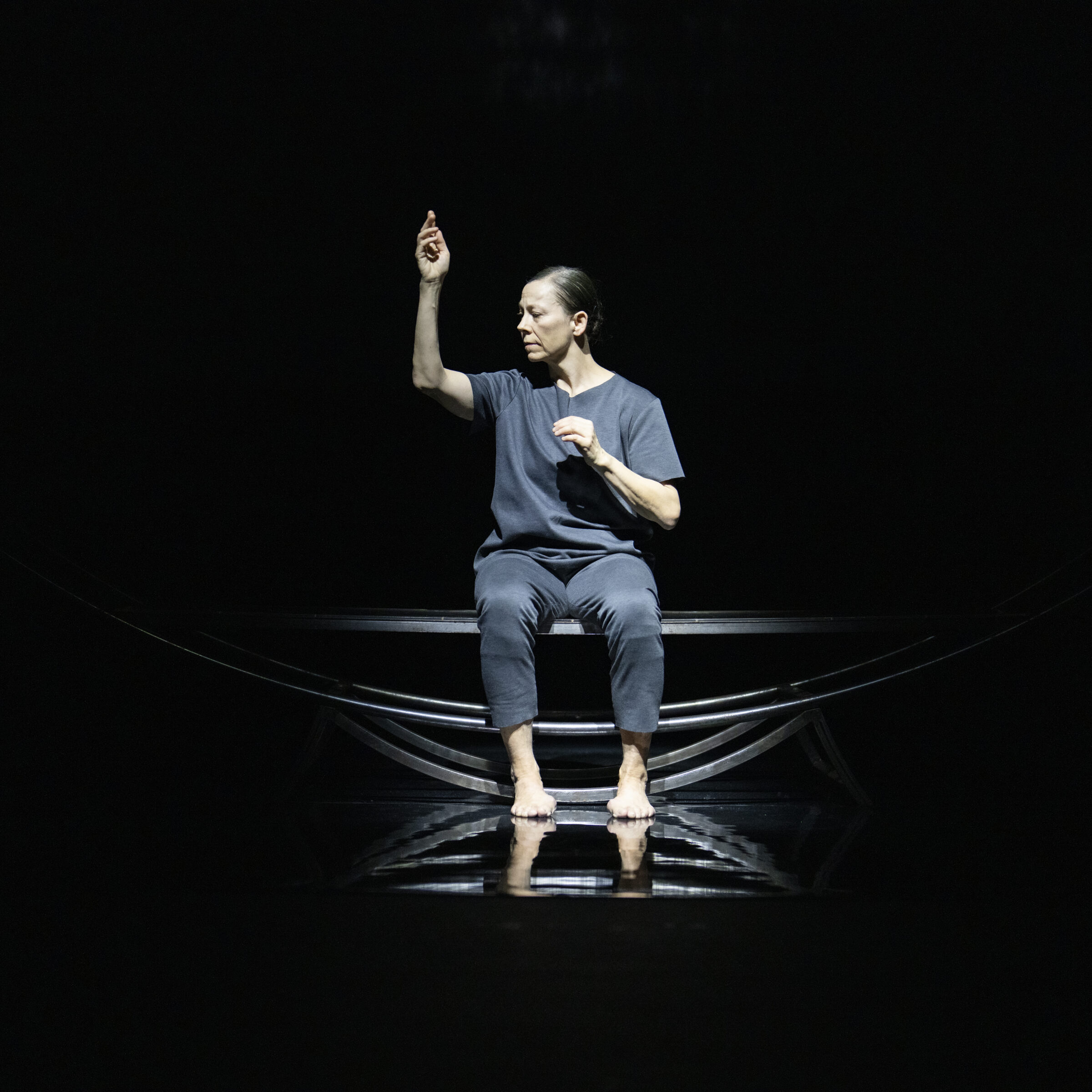 Cecilie Lindeman Steen i UNDER (2024) av Sølvi Edvardsen. Foto: Tale Hendens / Dansens Hus.