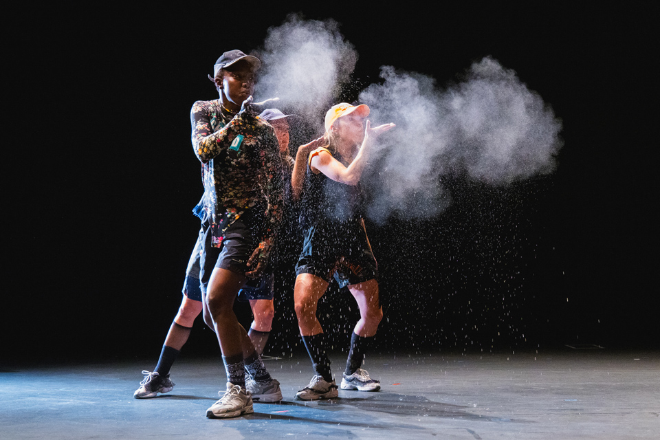 Fra Roza Moshtaghis produksjon SONGS OF CHAOS. På bilde: Oda Bjørholm, Amie Mbye og Trine Lise Moe. Fotograf: Josh Lake.