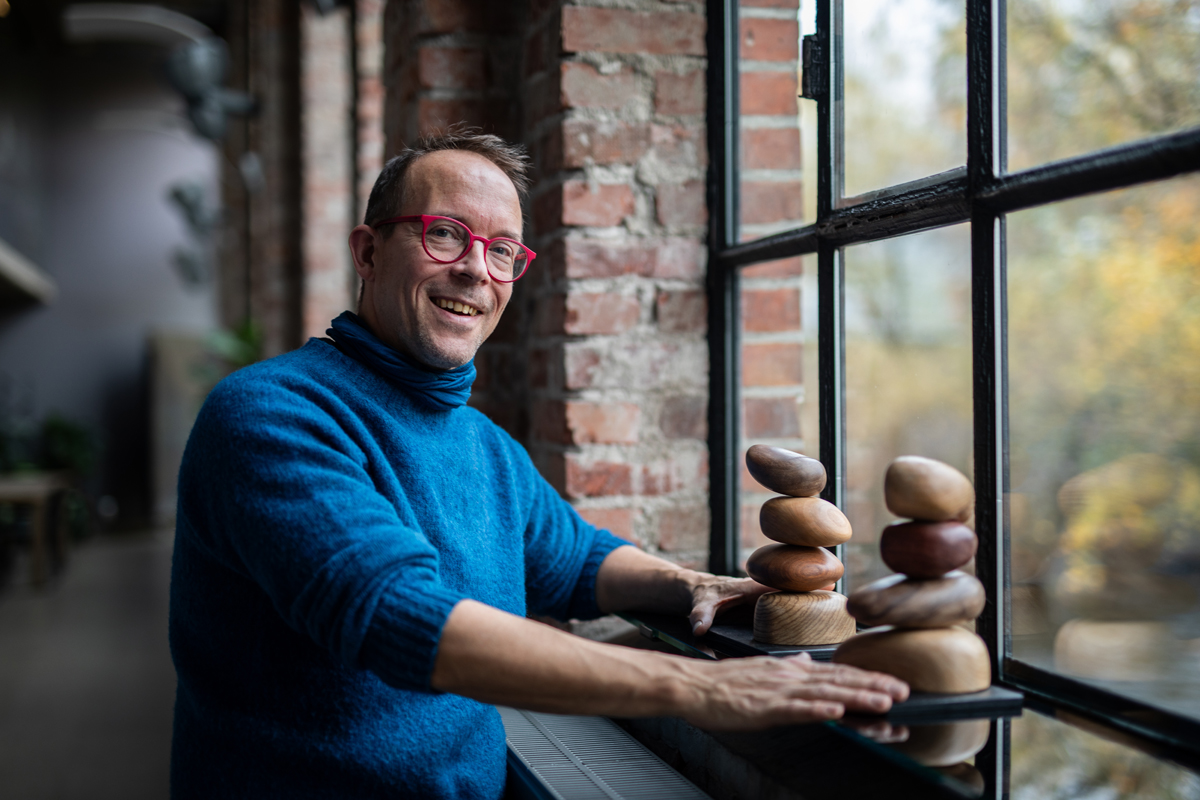 Carl Nilssen-Love med den nye æresprisen. Foto: Sigrun Drivdal Johnsen / Danseinformasjonen.
