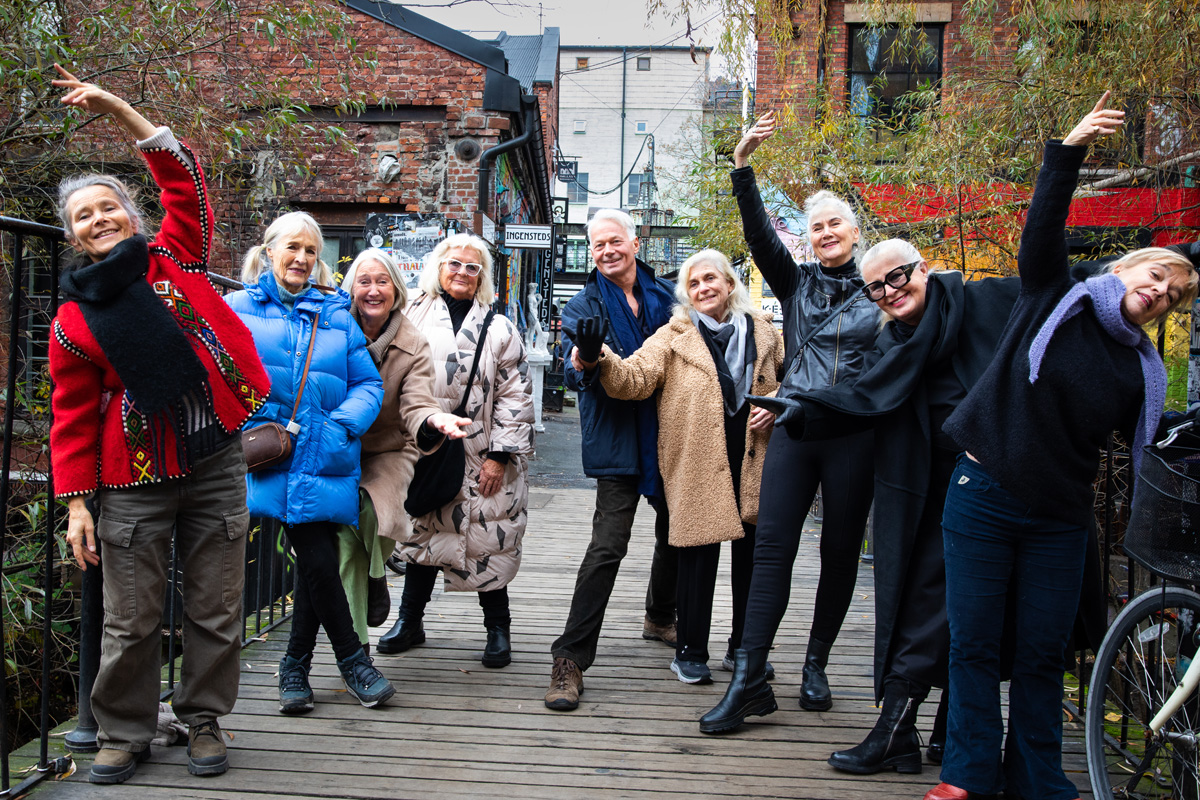 De ni som mottar prisen på vegne av Collage Dansekompani: F.v: Kristina Gjems, Lise Eger, Mona Walderhaug, Inger Buresund, Odd Johan Fritzøe, Aase With, Lise Nordal, Sølvi Edvardsen og Cathrine Smith. Foto: Sigrun Drivdal Johnsen / Danseinformasjonen.