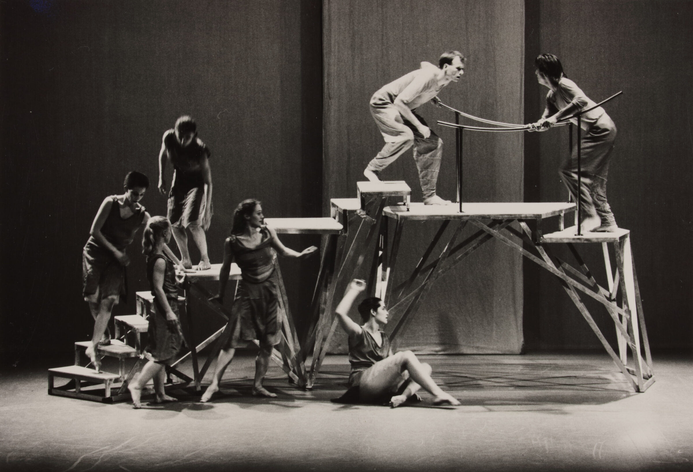 "Veien over" (1990). Dansere f.v: Aase With, Cecilie Lindeman Steen, Cathrine Smith, Mona Walderhaug, Torunn Robstad, Odd Johan Fritzøe, Terje Tjøme Mossige Koreografi: Kristina Gjems. Foto: Mona Gundersen.