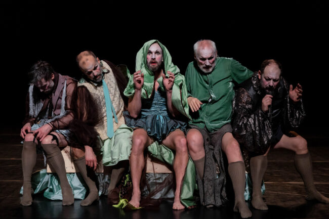 Fra forestilling "Konger" av Un-Magritt Nordseth. F.v: Jan Ivar Lund, Lars Jacob Holm, Kristian Alm, Leif Hernes og Björn Sandberg. Foto: Tale Hendnes.