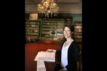 Elizabeth Svarstad med Hammers manuskript på Gunnerusbiblioteket i Trondheim i 2017. Foto: Idun Haugan/Gemini.