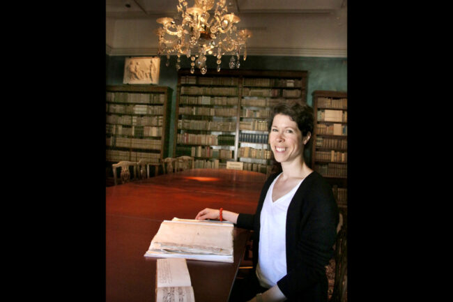 Elizabeth Svarstad med Hammers manuskript på Gunnerusbiblioteket i Trondheim i 2017. Foto: Idun Haugan/Gemini.