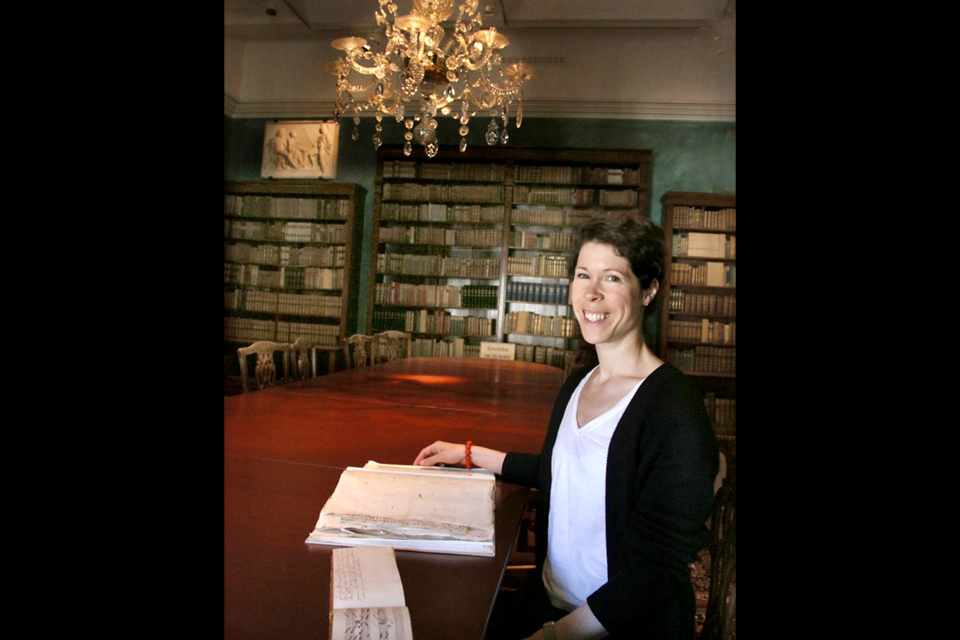 Elizabeth Svarstad med Hammers manuskript på Gunnerusbiblioteket i Trondheim i 2017. Foto: Idun Haugan/Gemini.