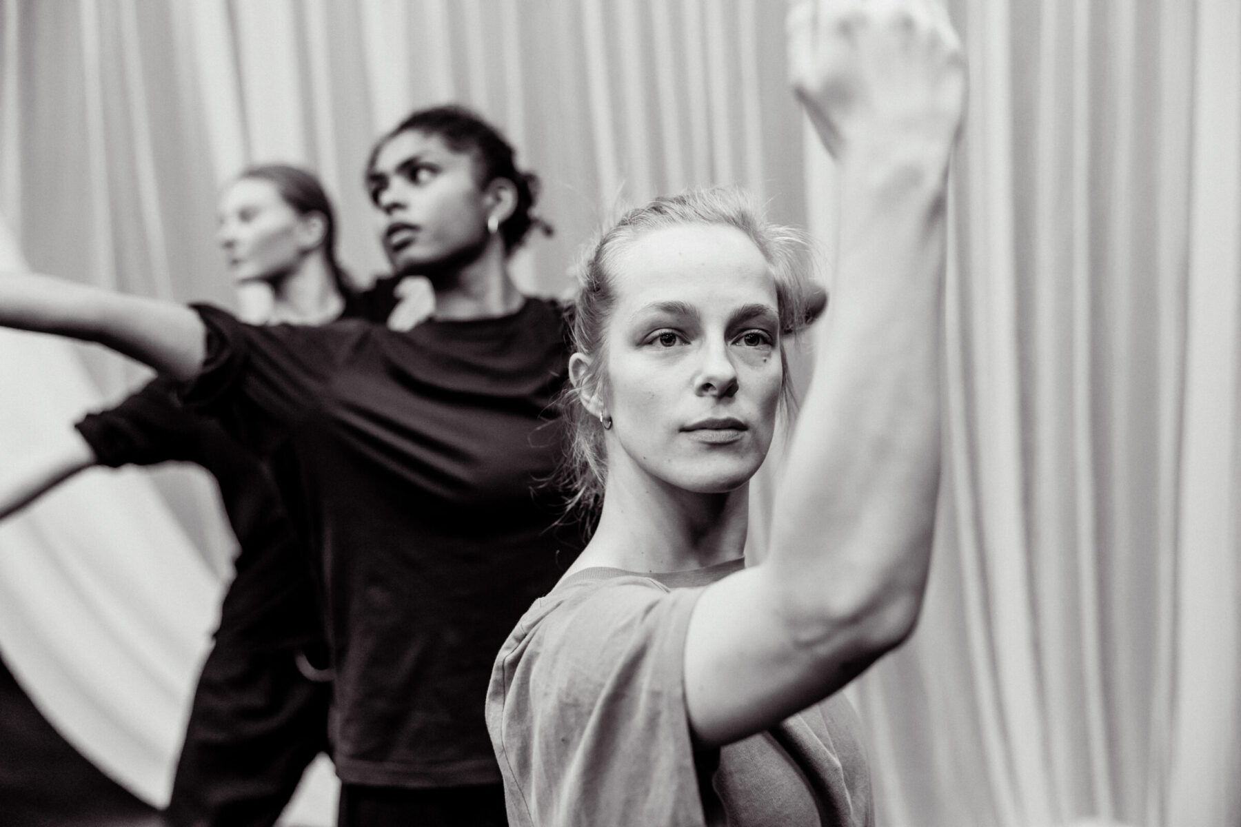 Dansere foran og bakover: Vilja Tjemsland Kwasny, Efua-Maria Raknerud Aikins og Elise Nansve. Foto: Tale Hendnes.