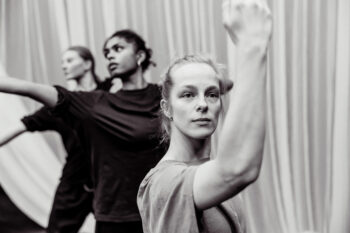 Dansere foran og bakover: Vilja Tjemsland Kwasny, Efua-Maria Raknerud Aikins og Elise Nansve. Foto: Tale Hendnes.