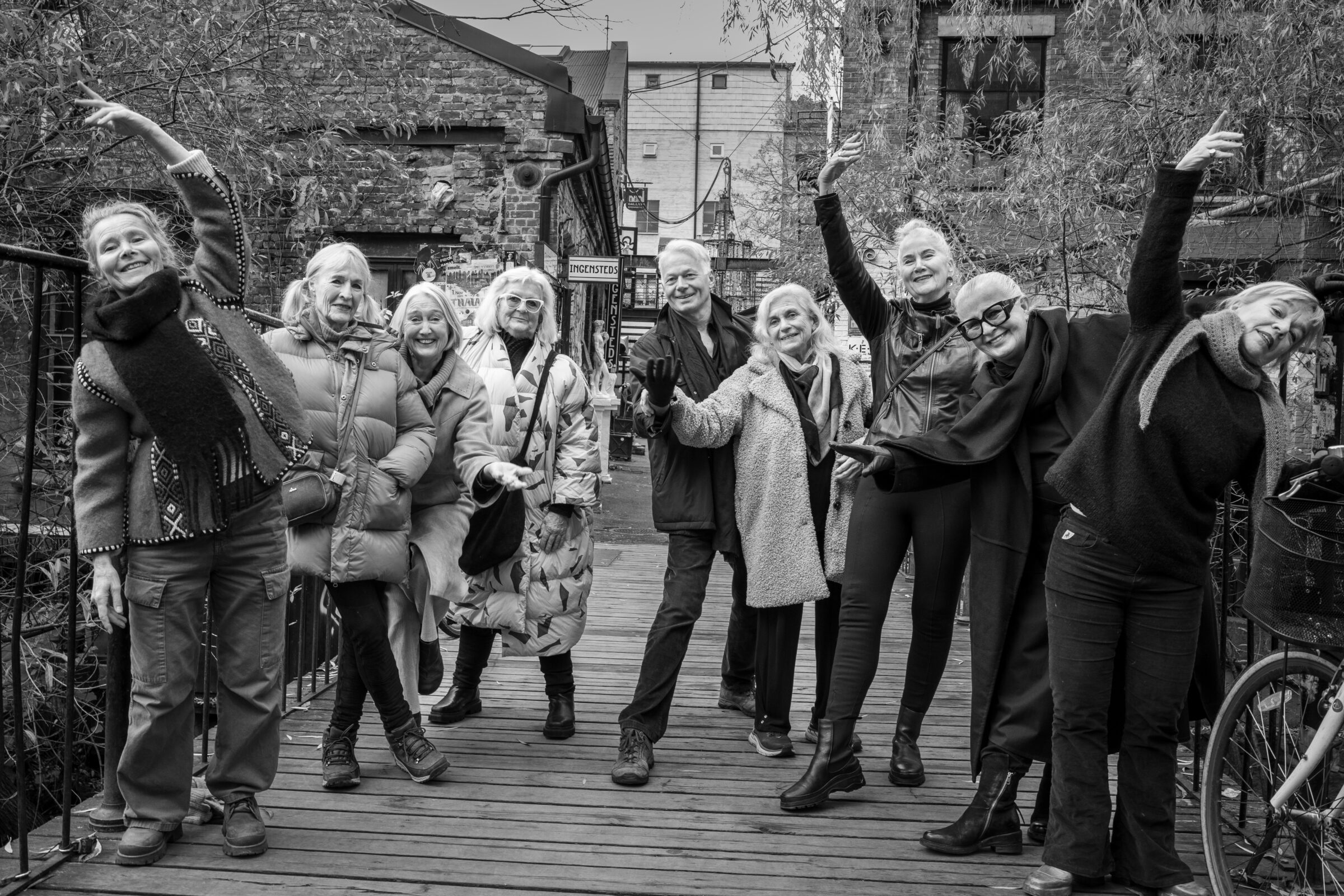 De ni som mottar prisen på vegne av Collage Dansekompani: F.v: Kristina Gjems, Lise Eger, Mona Walderhaug, Inger Buresund, Odd Johan Fritzøe, Aase With, Lise Nordal, Sølvi Edvardsen og Cathrine Smith. Foto: Sigrun Drivdal Johnsen / Danseinformasjonen.