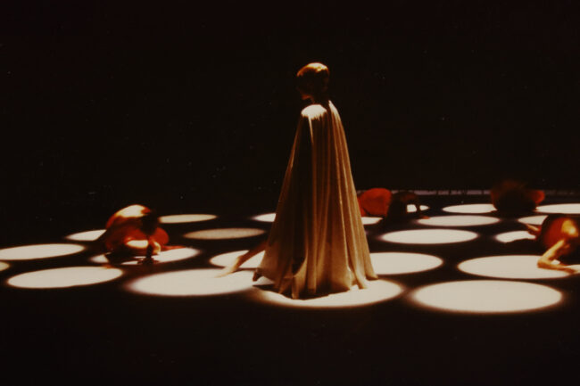 "Kimen" (1984). Danser: Cathrine Smith. Koreografi: Sølvi Edvardsen. Foto: Erik Berg. Foto er hentet fra Collage Dansekompanis arkiv i Dansearkivet.