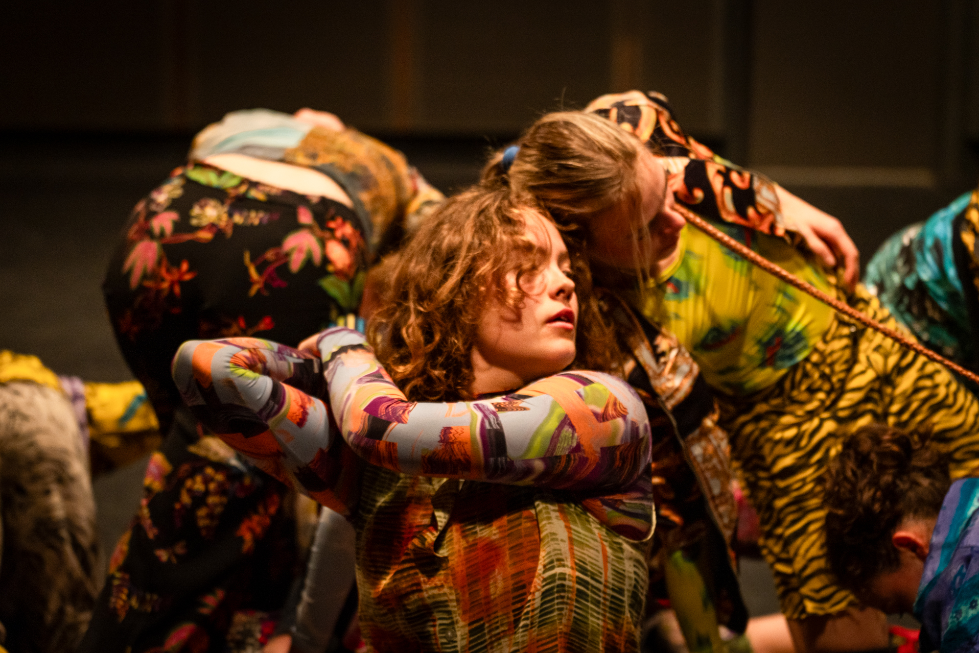 Bilde fra "in cite in site in sight". Koreograf: Fabrice Mazliah. Avgangsforestilling BA Samtidsdans 2025. Foto: Yaniv Cohen