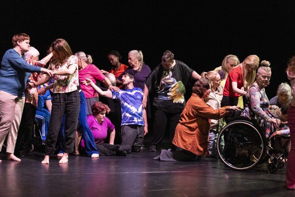 My body my home av 71BODIES / Daniel Mariblanca med Danseteateret & Danselaboratoriet - synstolka av Betty Nilsen / Yngvild Marie Raudsepp på Multiplié dansefestival 2024, Heddadagene 2025 og Festspillene i Bergen 2025. 
Foto: Thor Brødreskift