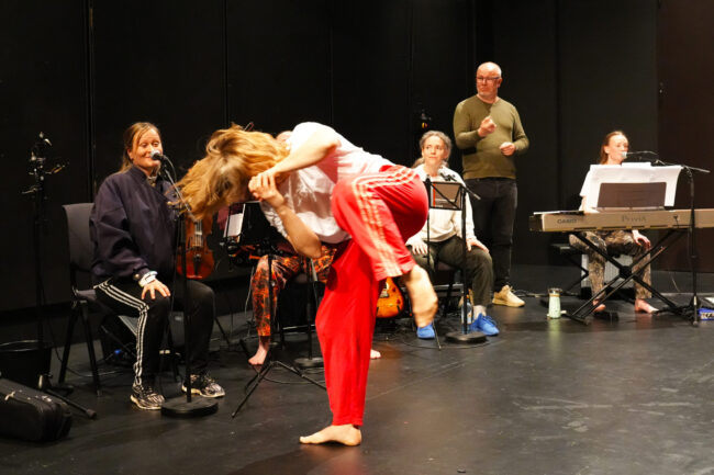 Balladen om Bøler Samvirkelag av Bøler Samvirkelag + Burrows&Fargion - tegnspråktolka av Audun Nyhus på Multiplié dansefestival 2026 Foto: Ingvil Snøfugl/DansiT.