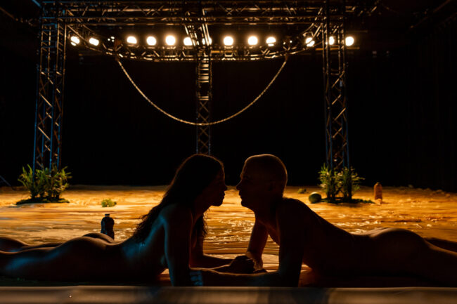 Epiclogue av Køteren & Terrieren - synstolka av Einar Grinde og Maria Puenchir på Multiplié dansefestival 2025.
Foto: Tale Hendnes/Dansens Hus
