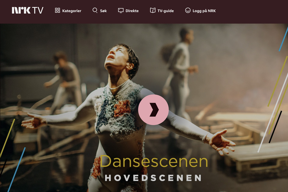 «How to die – Inopiné» av Mia Habib. På bildet: Mia Habib. Skjermbildet fra NRK.